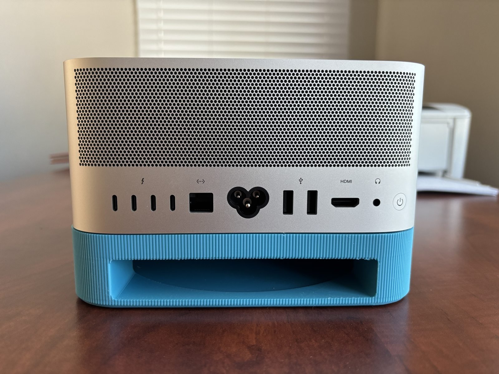 Mac Studio BASIC Stand: Rear SSD storage