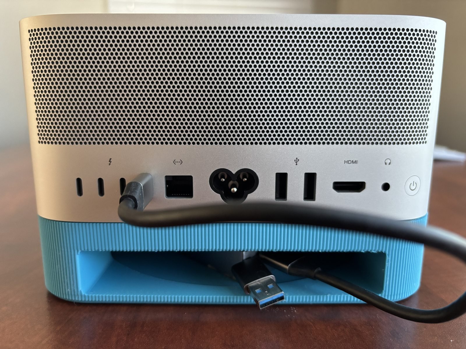 Mac Studio BASIC Stand: Cable access
