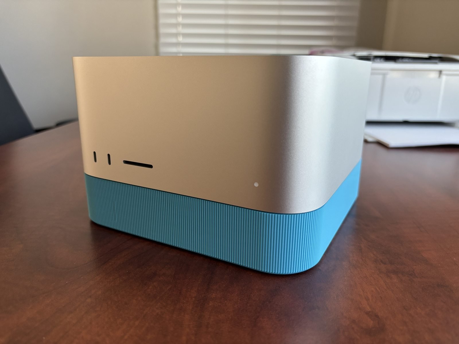 Mac Studio BASIC Stand: Front and side view
