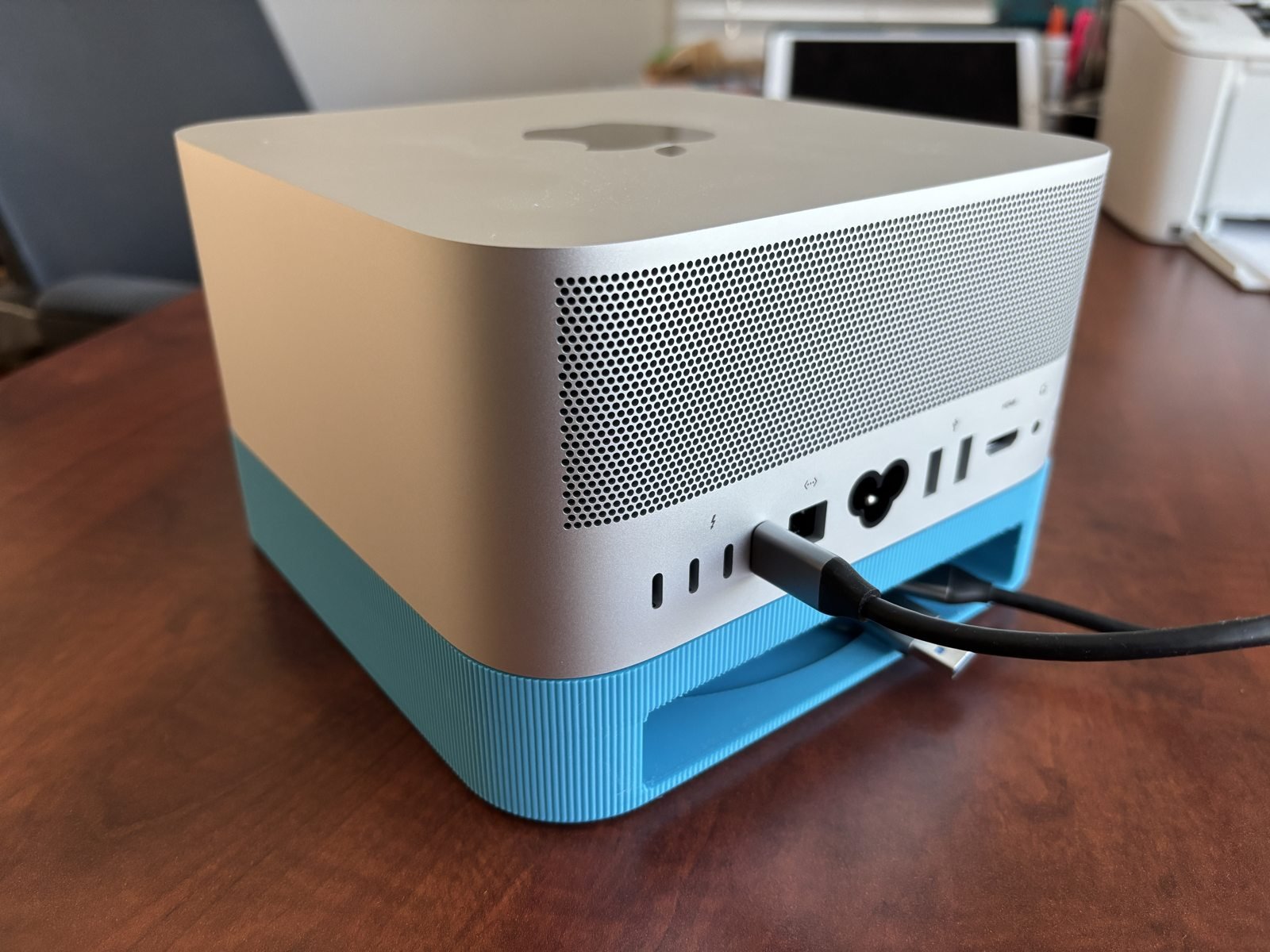 Mac Studio BASIC Stand: Rear cable setup